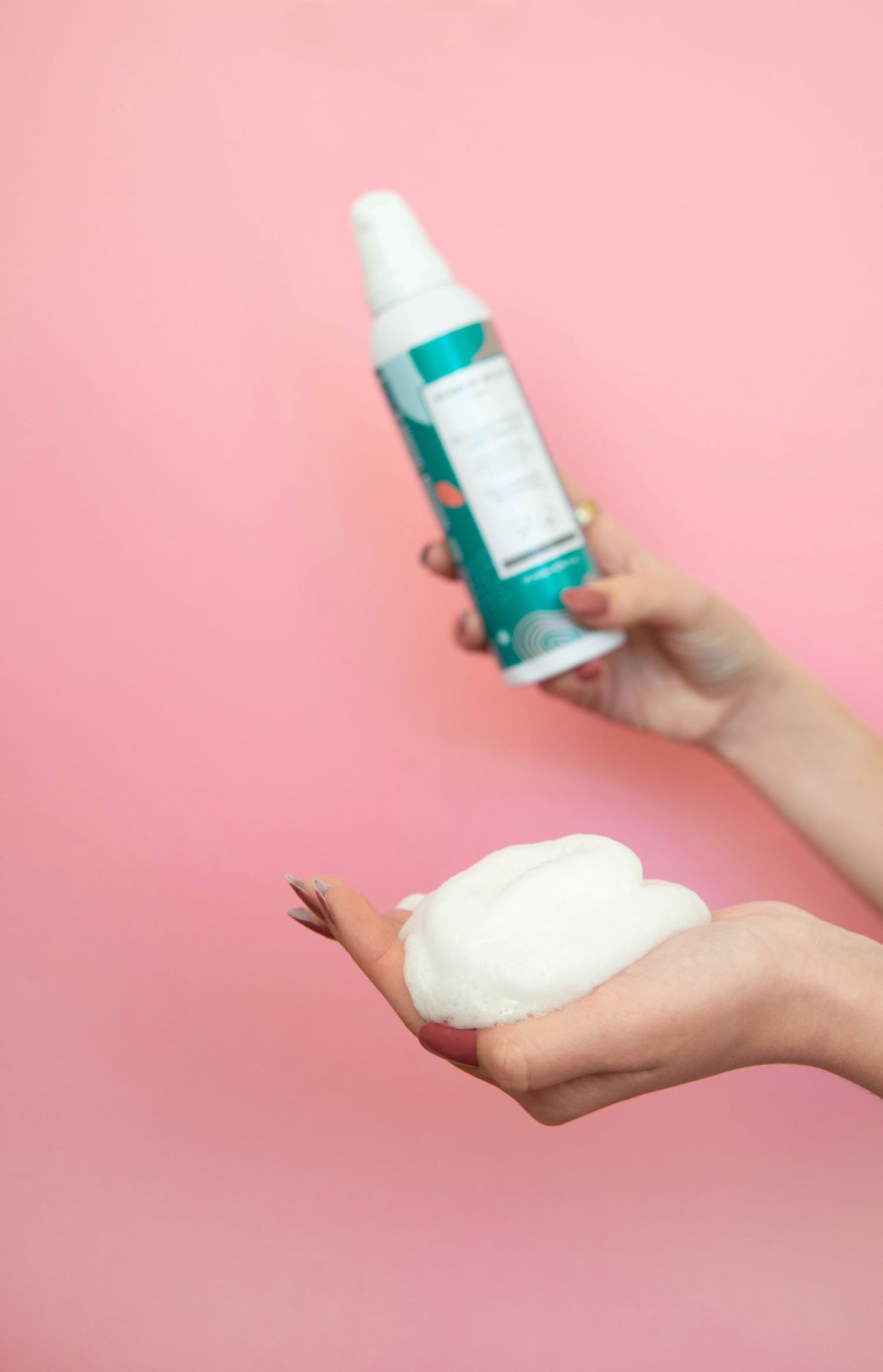 Perron Rigot Moisturizing & Hair Minimizing Crackling Foam valkoinen ihoa kosteuttava vartalonhoitovaahto