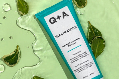 Q+A Niacinamide Gentle Exfoliating Cleanser - kuoriva kasvojen puhdistusaine Fresh Green