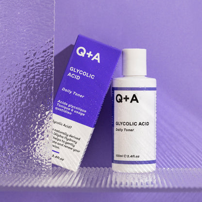 Q+A Glycolic Acid Daily Toner - kuoriva kasvovesi Violet